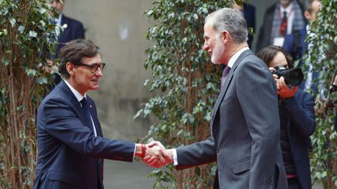 Felipe VI saluda al presidente de la Generalitat, Salvador Illa, durante la inauguraci�n de MWC en Barcelona