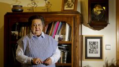 Garc�a Negro fotografada no seu domicilio da Coru�a, cidade na que reside hai 45 anos, diante dun moble biblioteca ao que lle ten especial aprezo porque foi feito por un t�o seu