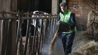 La empresaria de Guitiriz Julia Vidal, en una de las granjas en las que presta servicios su empresa