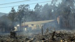 Im�genes del incendio iniciado en Dodro y que se extendi� a Rianxo