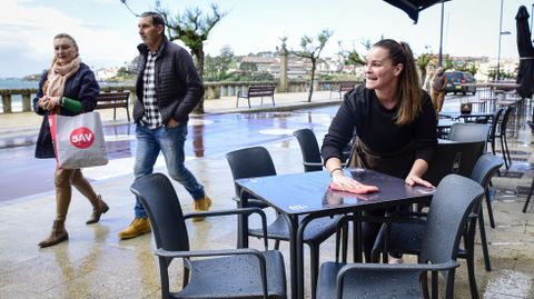 Yolanda, camarera en el Elcano, en Silgar, sealaba que en cuanto sale un rayo de sol hay ambiente en las terrazas. 