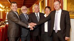 Rom�n Rodr�guez, Xos� Lu�s Armesto, Juan Via�o, Roc�o Mosquera y Salustiano Mato, en el acuerdo firmado en abril del 2015
