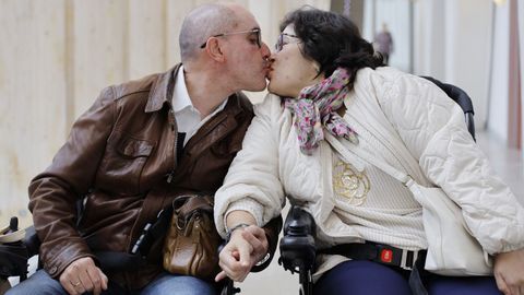 Rebeca Cernadas y Miguel L�pez, enamorados y con esclerosis m�ltiple