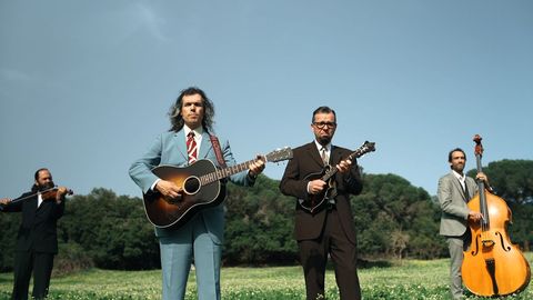 Los Hermanos Cubero actan hoy a las 21.30 en la plaza de As Brbaras. 