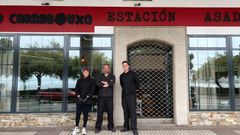 Jacobo Hiebra (en el centro) est� al frente del nuevo O Carrabouxo, en la zona del Orz�n del paseo mar�timo de A Coru�a