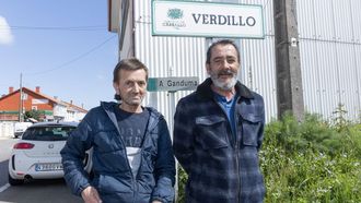 Verdillo. Jos&eacute; Garc&iacute;a (70 anos)e Indalecio Prego (52), veci&ntilde;os de Verdillo, debat&iacute;an onte na r&uacute;a sobre o cambio aprobado na denominaci&oacute;n desta parroquia carballesa. &laquo;Ten que ser con be porque sempre foi as&iacute;, que eu me acorde&raquo;, dic&iacute;a o primeiro. &laquo;Ten que ser con uve porque a min par&eacute;ceme que v&eacute;n de verde, pero tampouco o sei&raquo;, engad&iacute;a o segundo.