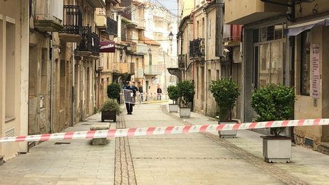 Calle cortada por el temporal en Rianxo