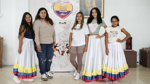 La presidenta de Colombia Unida, Dayana Rolong, en medio de otras voluntarias. 