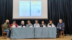 Ponentes en la mesa redonda que organiz� la organizaci�n Provivienda en la casa de cultura