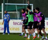 Nelson Oliveira pide el bal�n durante el entrenamiento de ayer.