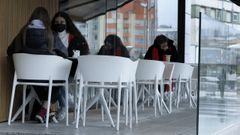 A partir de hoy, locales hosteleros de Viveiro como este solo podr�n atender en las terrazas, al 50 % del aforo, y hasta las seis de la tarde