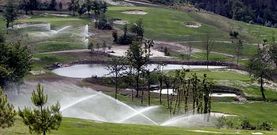 El campo de golf de Ameixenda (Ames), de dieciocho hoyos, est� en pleno proceso de consolidaci�n de las zonas verdes.