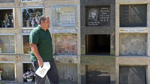 Nicho abierto donde fue hallado un cad�ver sin identificar en el cementerio de San Isidro de Postmarcos, en A Pobra