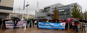 Mientras un grupo de empleados se encerraba en la Xunta, otro se concentraba en el exterior. 