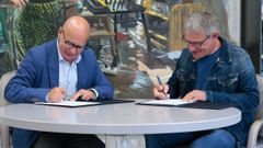 Xos� Regueira y Secundino Garc�a firmando el convenio