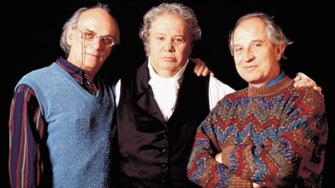 Saura, Paco Rabal y Vittorio Storaro, en 1999, durante el rodaje de Goya en Burdeos.