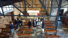 El delegado territorial de la Xunta, Javier Arias (a la derecha) visit� la iglesia que acaba de adquirir la condici�n de BIC