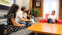 Miembros de Producciones Mutantes se reunieron este martes con el alcalde de Pontevedra en el Concello 