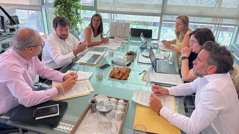 Reunión entre los seis representantes autonómicos durante la firma del manifiesto.