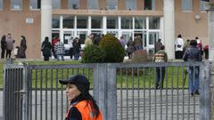 Padres de alumnos del Xo�n de Requeixo esperando en la entrada del centro a la hora de salida, en una imagen de archivo