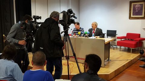 Wenceslao L�pez y Silvino Gonz�lez, en la sede de la Agrupaci�n Municipal Socialista de Oviedo (AMSO)