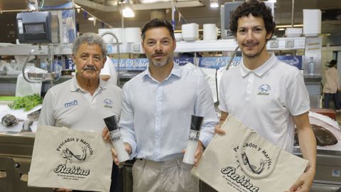 Jos� Manuel Rabina (izquierda), Borja Amor y Marcos Rabina, este mi�rcoles en la plaza de Lugo