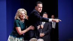 Mitt Romney, abrazado por su esposa Ann, al final del debate de anoche.