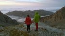 Dos montaeros contemplan las vistas desde la vega del Urriellu, en Picos de Europa.Dos montaeros contemplan las vistas desde la vega del Urriellu, en Picos de Europa