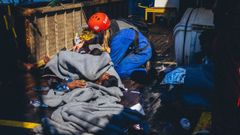 Un miembro de Sea Eye atiende a uno de los 150 migrantes rescatados por el Alan Kurdi