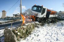 La nieve provoca el mayor n�mero de actuaciones de brigadas de la Diputaci�n en la zona. 