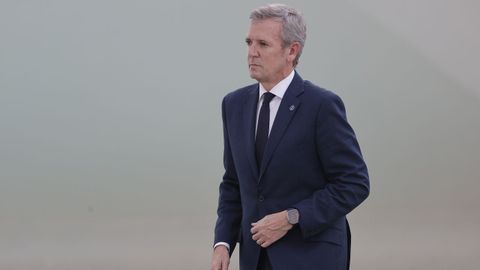 El presidente de la Xunta de Galicia, Alfonso Rueda, a su llegada al homenaje a las víctimas de la dana