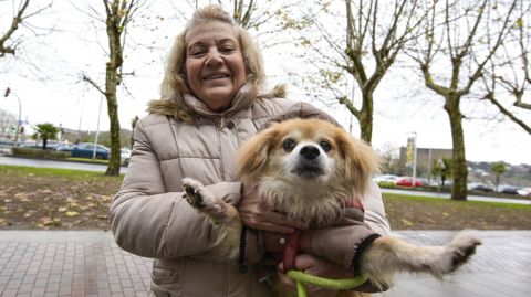 Marga, feliz tras reencontrarse con su perro Tobi, que tiene 14 a�os.