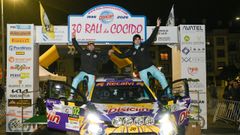 Brais Mir�n (izquierda) y Daniel Berdom�s, celebrando su triunfo en el rali do Cocido.