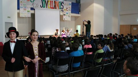 Dos alumnas, vestidas para la obra de teatro, pasean por el saln de actos