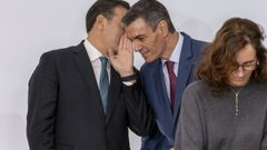 El presidente del Gobierno espa�ol, Pedro S�nchez (d), conversa con el primer ministro de la Rep�blica de Portugal, Lu�s Montenegro (i), durante la XVI Cumbre Hispano-Lusa, en La R�bida