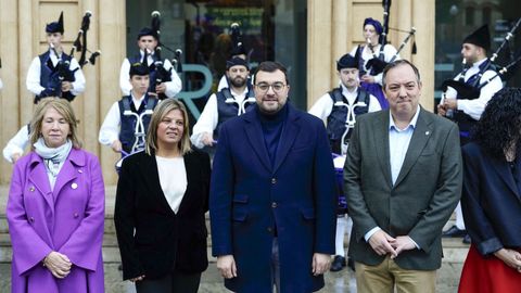 El presidente del Principado de Asturias, Adri�n Barb�n (2d), junto a la vicepresidenta del Principado Gimena Llamado(2i) y el alcalde de Villaviciosa, Alejandro Vega(d) interviene en el acto de apertura del IV Congreso Mundial de Asturian�a 'Asturias, lo que nos une'.