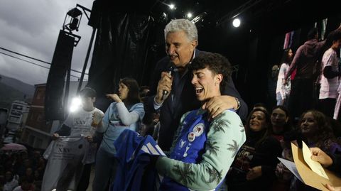 Fernando Romay bromea con el representante del equipo que presentó una de las finalistas del concurso de camisetas de la Feira do Viño de Quiroga 2025