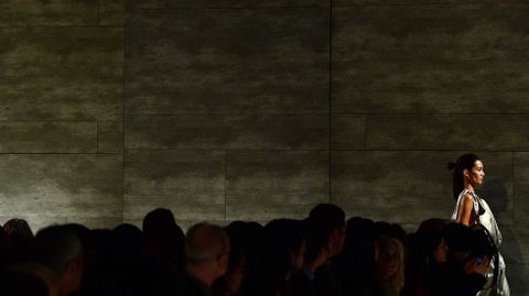 Una modelo camina por la pasarela con creaciones de Costello Tagliapietra.