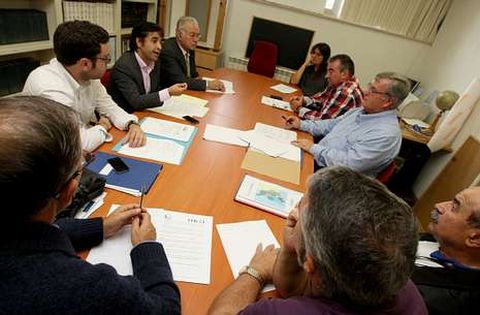 El alcalde y dos concejales mantuvieron ayer un encuentro con directivos vecinales de Covas.