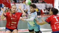 Katia Zhukova, del Porri�o, y Cecilia Cacheda, del Guard�s, en la ida del pasado mi�rcoles.