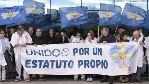 Mdicos durante la concentracin del colectivo ante el Hospital Universitario Central de Asturias (HUCA), en Oviedo
