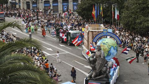 Las calles del centro de Oviedo acogen este jueves el tradicional desfile del día de América en Asturias, en su 72 edición