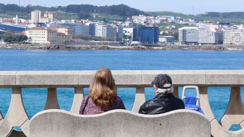 Disfrutando del sol en el paseo mar�timo y en las playas en A Coru�a