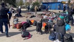 Cuerpos de civiles tirados en el suelo junto a la estaci�n de tren bombardeada en Ucrania. 