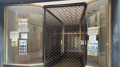 Un pequeo comercio del centro de Oviedo cerrado
