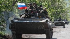 Un convoy ruso avanza por un carretera cerca de Mari�pol.