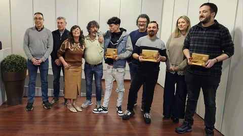 El presidente de Aeva, Carlos Ter�n; el alcalde, Aurentino Alonso; el presidente de los comerciantes, Jacobo Arias; y la edila de Turismo, Alba Rodr�guez; con los ganadores de O Barco vai de vi�os.