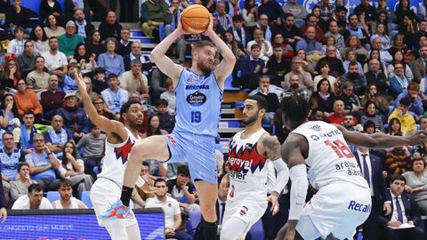 Mavra se eleva rodeado por jugadores contrarios para encontrar a alg�n compa�ero.