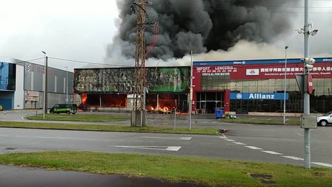 Incendio en un concesionario del pol�gono de Silvota, en Llanera