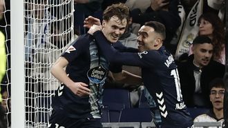 Iago Aspas y Williot Swedberg, celebando el segundo gol del Celta frente al Real Madrid, obra del sueco al igual que el primero.